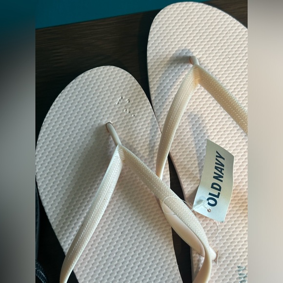 Old Navy Flip Flops Bundle of 2 Size 9 NWT - Picture 2 of 4